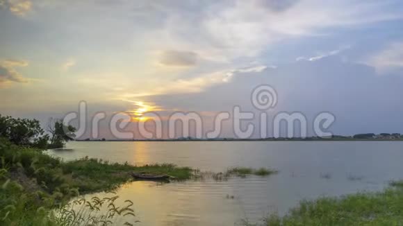 夏季湖边日落的时间推移片段视频的预览图