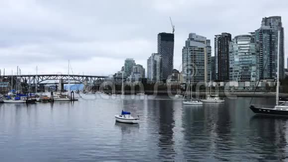 不列颠哥伦比亚省温哥华4K的时代桥和摩天大楼视频的预览图