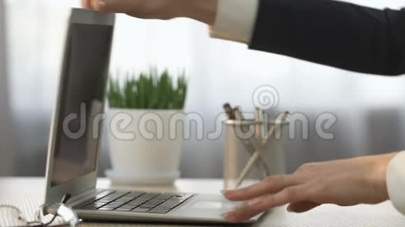 商务女性打开笔记本电脑回复电子邮件办公室工作视频的预览图