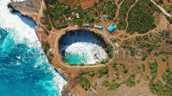 努沙佩尼达岛上的破湾带蓝色海洋和海岸线的空中无人机景观视频的预览图