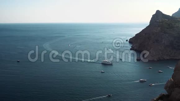 海岸景观和海湾与游艇停泊美丽的蓝色海洋为暑假热带背景视频的预览图