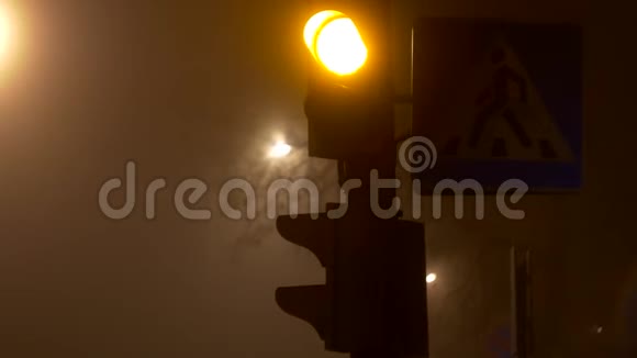 城市雾中的夜间人行横道交通安全烟雾视频的预览图
