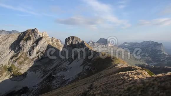 带湖的美丽山景瓦拉齐耶零魔鬼湖黑山ZabljakDurmitor国家公园视频的预览图