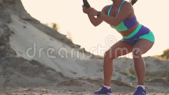 日落时女子运动员在户外训练围绕着沙丘积极的体育活动锻炼交叉视频的预览图