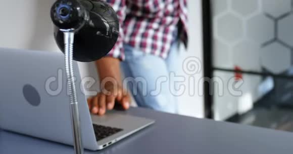 高级男性高管在办公桌4k时使用笔记本电脑手拿便签视频的预览图