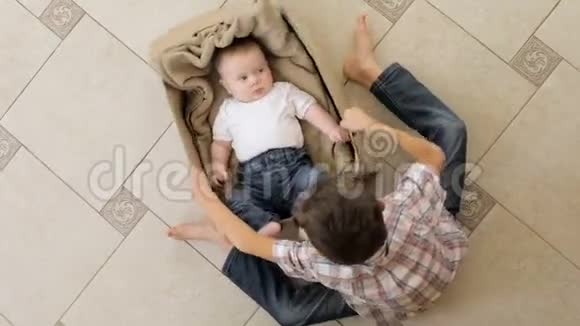 一个小男孩在和他弟弟玩视频的预览图