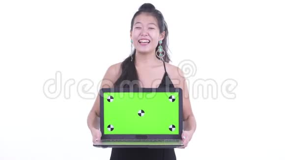 快乐美丽的亚洲女人说话展示笔记本电脑视频的预览图