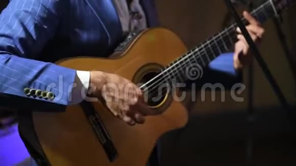 靠近弹吉他的人的手视频的预览图