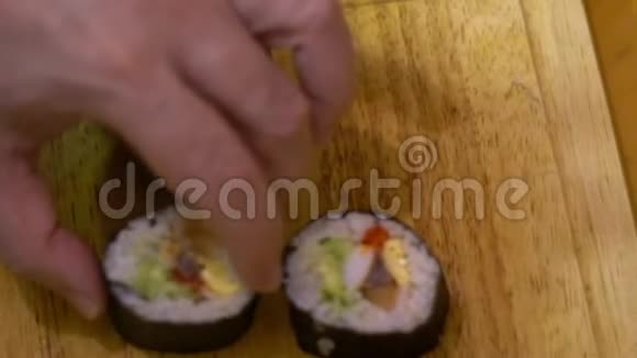 马吉祖什食物的慢运动自制寿司和卷的制作过程视频的预览图