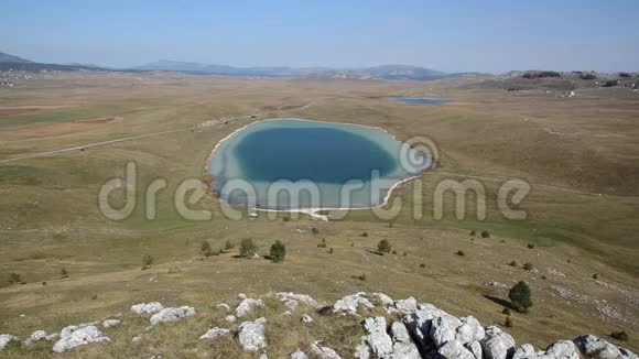 带湖的美丽山景瓦拉齐耶零魔鬼湖国家公园杜米特Zabljak黑山视频的预览图