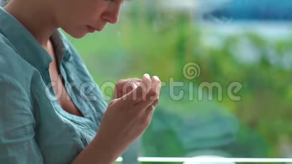 女性使用指甲文件使形状指甲而家庭指甲家美甲和美甲护理理念女人在做什么视频的预览图