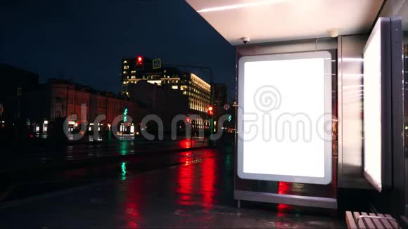 公共汽车站的空白横幅晚上转圈视频的预览图