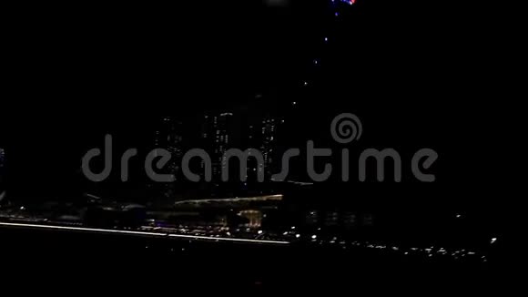 不明飞行物五颜六色的无人机飞在新加坡3视频的预览图
