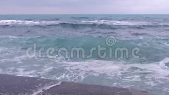 强烈的风暴浪潮拍打着海滨的防波堤视频的预览图