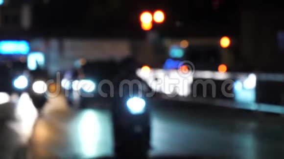 夜间城市街动车交通的模糊景观视频的预览图