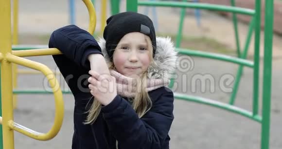 肖像白种人小女孩靠近水平杆4K视频的预览图