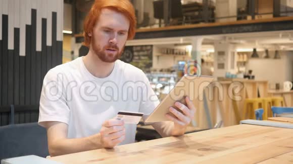 男人对成功的网上购物在咖啡馆支付视频的预览图