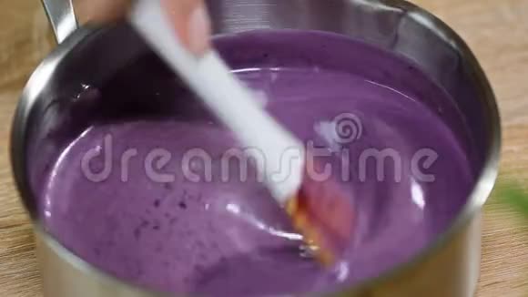 甜蓝莓汤加奶油视频的预览图