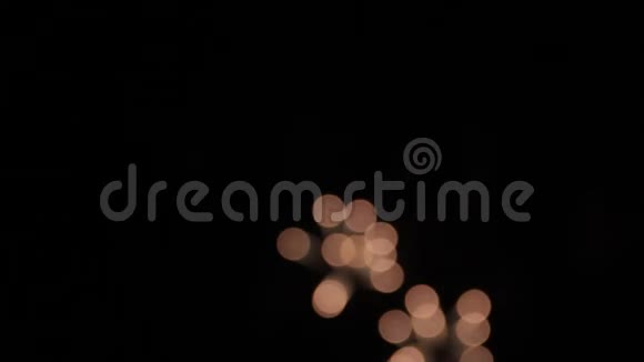 夜空节日背景下的烟熏彩烟火彩灯视频的预览图