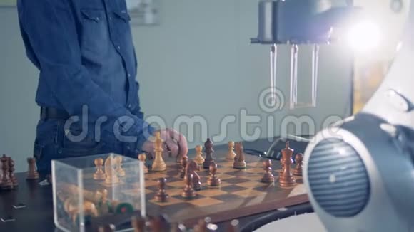 创新游戏模拟器机器人与人类下棋未来的机器人概念视频的预览图