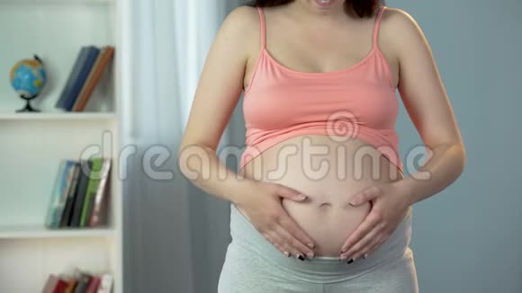 孕妇用手在大肚子上做心脏形状标志爱宝宝视频的预览图