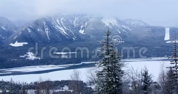 冬天白雪覆盖了群山视频的预览图