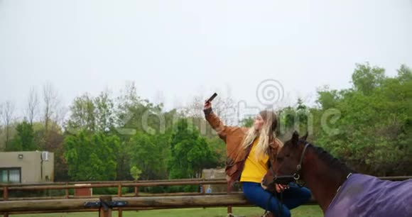 女子与马自拍木围栏4k视频的预览图