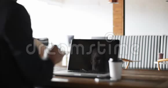在办公桌4k写日记时商人正在喝咖啡视频的预览图