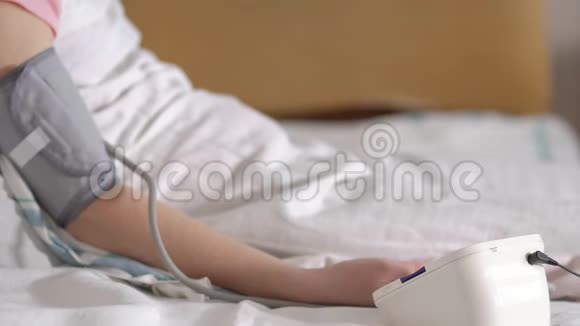卧床妇女测量电子测压仪的压力视频的预览图