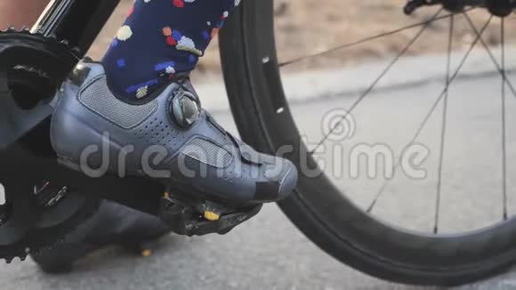 骑自行车的女孩在比赛训练前在脚踏车上夹路鞋链条和自行车关闭视频的预览图