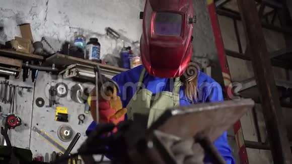 可爱的焊工女孩制服在车库工作与焊接设备妇女艺术作品视频的预览图