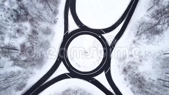 冬天森林中交通圈的鸟瞰图视频的预览图