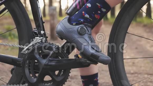 自行车鞋夹在踏板上自行车的概念链条和自行车轮关闭慢动作视频的预览图