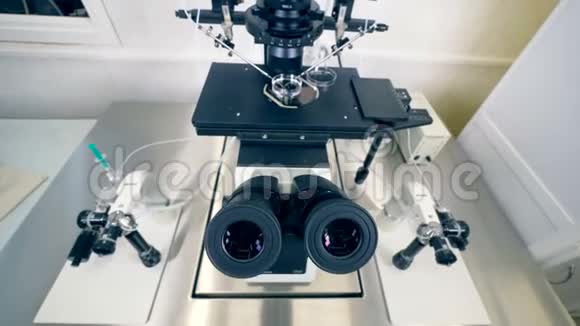 现代显微镜现代显微镜下的病毒样本视频的预览图