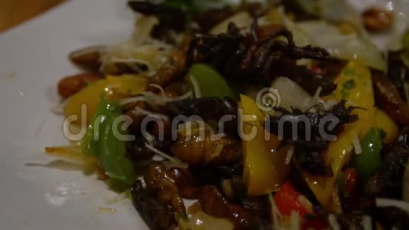 慢动作的人在亚洲餐馆吃一盘虫子作为晚餐视频的预览图