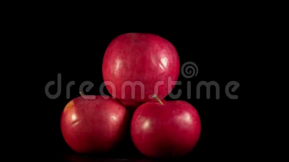 成熟的红苹果正在打开黑色的背景视频的预览图