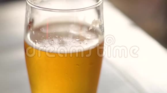 一杯冰啤酒上面有露水视频的预览图