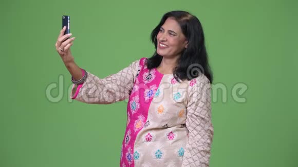 成熟快乐美丽的印度女性视频通话视频的预览图