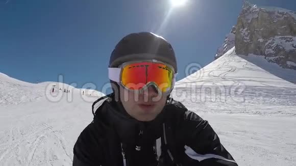 冬季快速加速高山滑雪的自画像视频的预览图