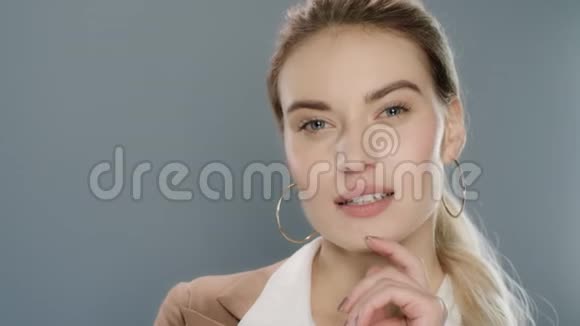 灰色背景的年轻商务女性肖像靠近年轻女子的脸视频的预览图