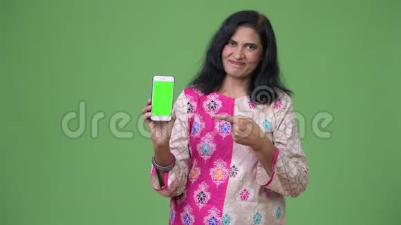 成熟漂亮的印度女人带着电话和手指视频的预览图