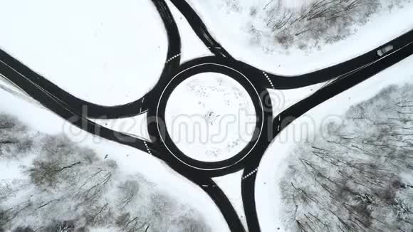 冬天森林中交通圈的鸟瞰图视频的预览图