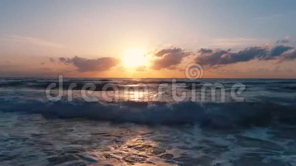 海滩上的海鸥和日出在海浪上放松鼓舞人心的早晨视频的预览图