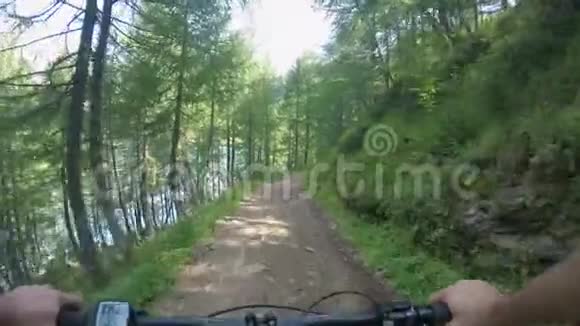 波夫骑着电子自行车沿着湖山地车自行车手在山林林附近探索小径电动自行车视频的预览图