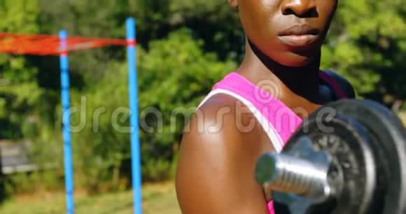女运动员在公园用哑铃锻炼4k视频的预览图