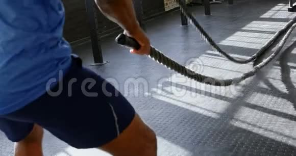 在健身室4k做交叉绳索训练的老人视频的预览图
