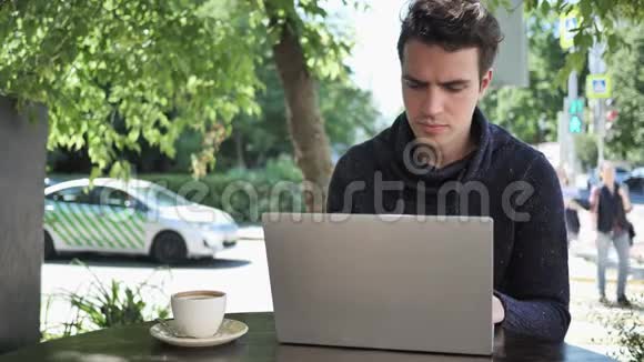 头痛紧张的工人坐在咖啡馆露台上的画像视频的预览图