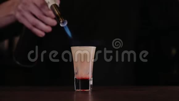 酒保做了一杯火鸡尾酒广岛鸡尾酒酒吧老板点燃了酒吧里的打火机视频的预览图
