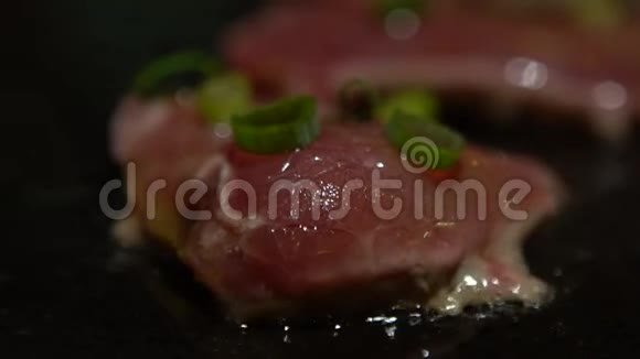 慢动作烹饪牛排厨师在烧烤炉上烹制生肉牛排视频的预览图