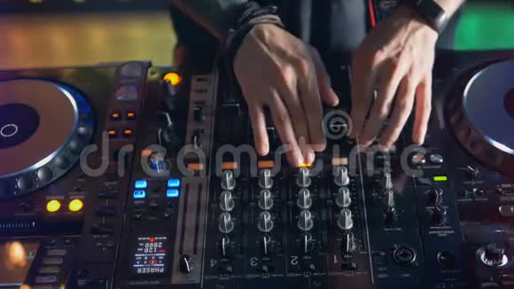 在派对上使用的DJ混合机的顶部视图视频的预览图